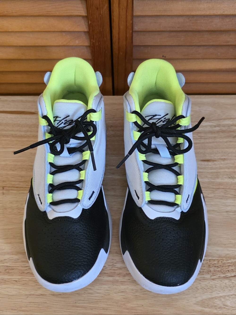 EUC Jordan Max Aura 4 GS Big Kids Size 6.5Y (Nike)